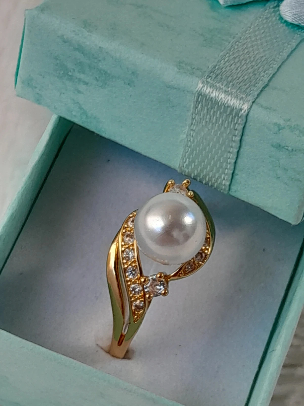 Anillo dorado, con perla blanca y pedrería, talla 60 – photo 4